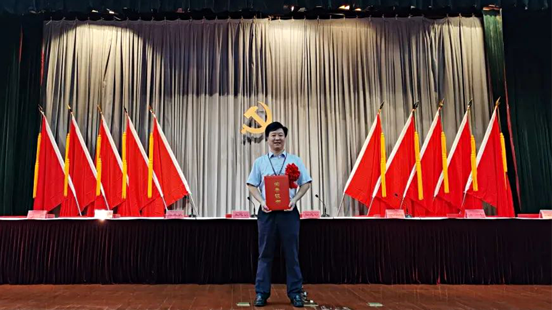 Warm congratulations to Comrade Liu Jun, Secretary of the Party branch of Shipeng, who went to Beijing to participate in the national industry commendation meeting and returned with honor!